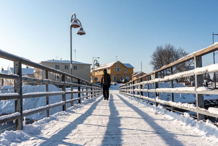 talvinen kuva kävelysillalta